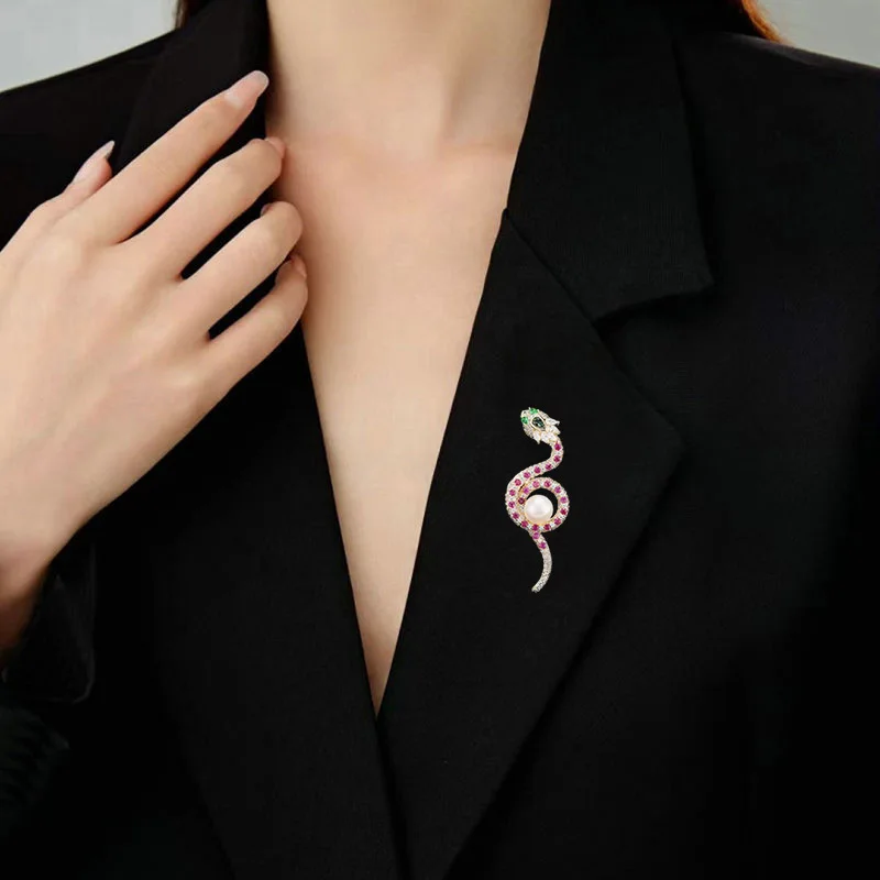 Spilla a forma di serpente spirituale Delicata zircone Personalità Creativa Zodiaco Spilla per cappotto con perle d'acqua dolce ad alto senso