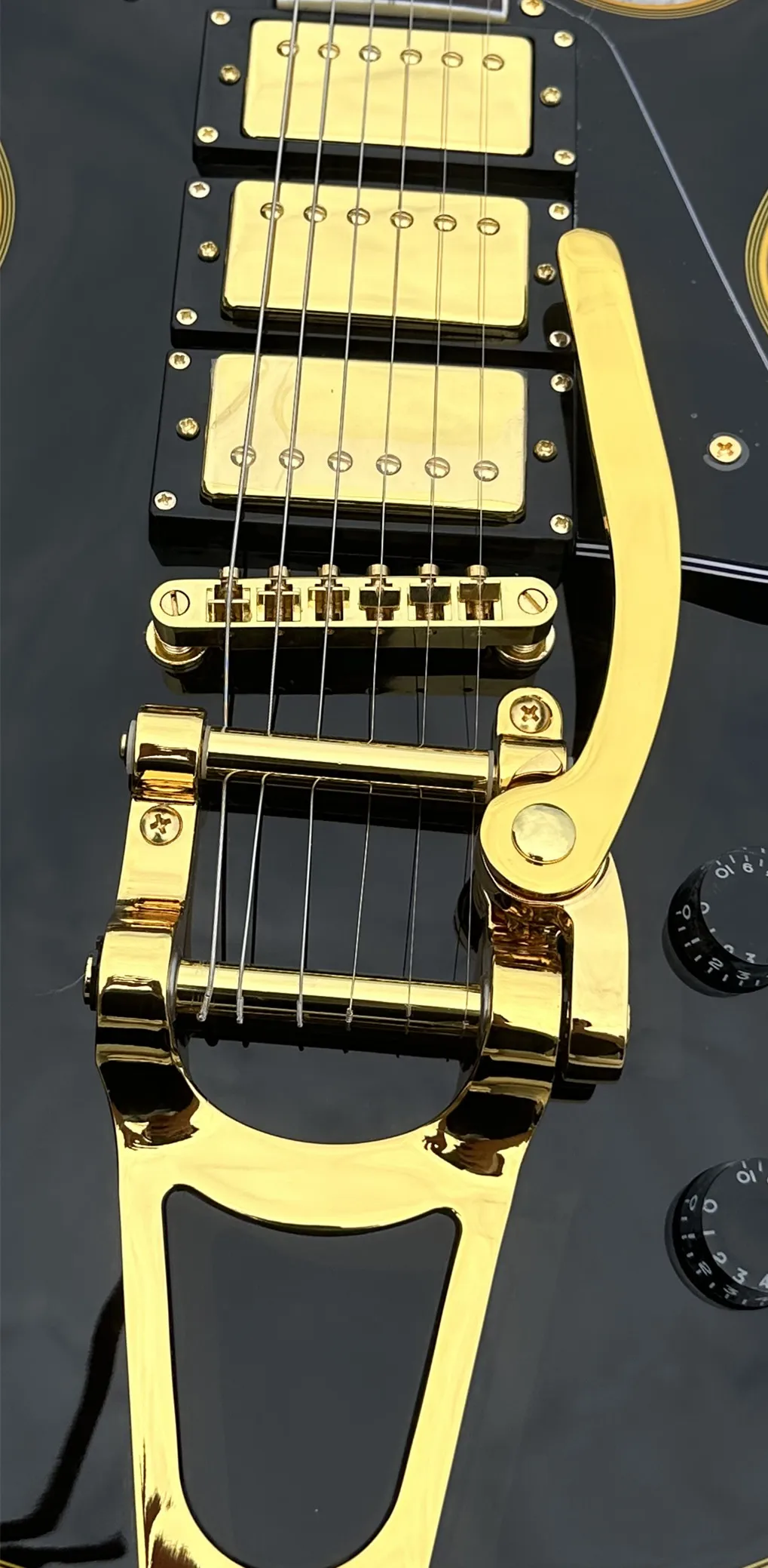 

Customized electric guitar, yellow logo, golden jazz vibrato, 3 pickups. Lightning free shipping