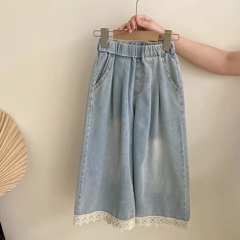 Корейский комплект лета 2025 года для девочек, новый полый кружевной жилет, однотонный кружевной повседневный джинсовый комплект с короткими рукавами, комплект из трех предметов