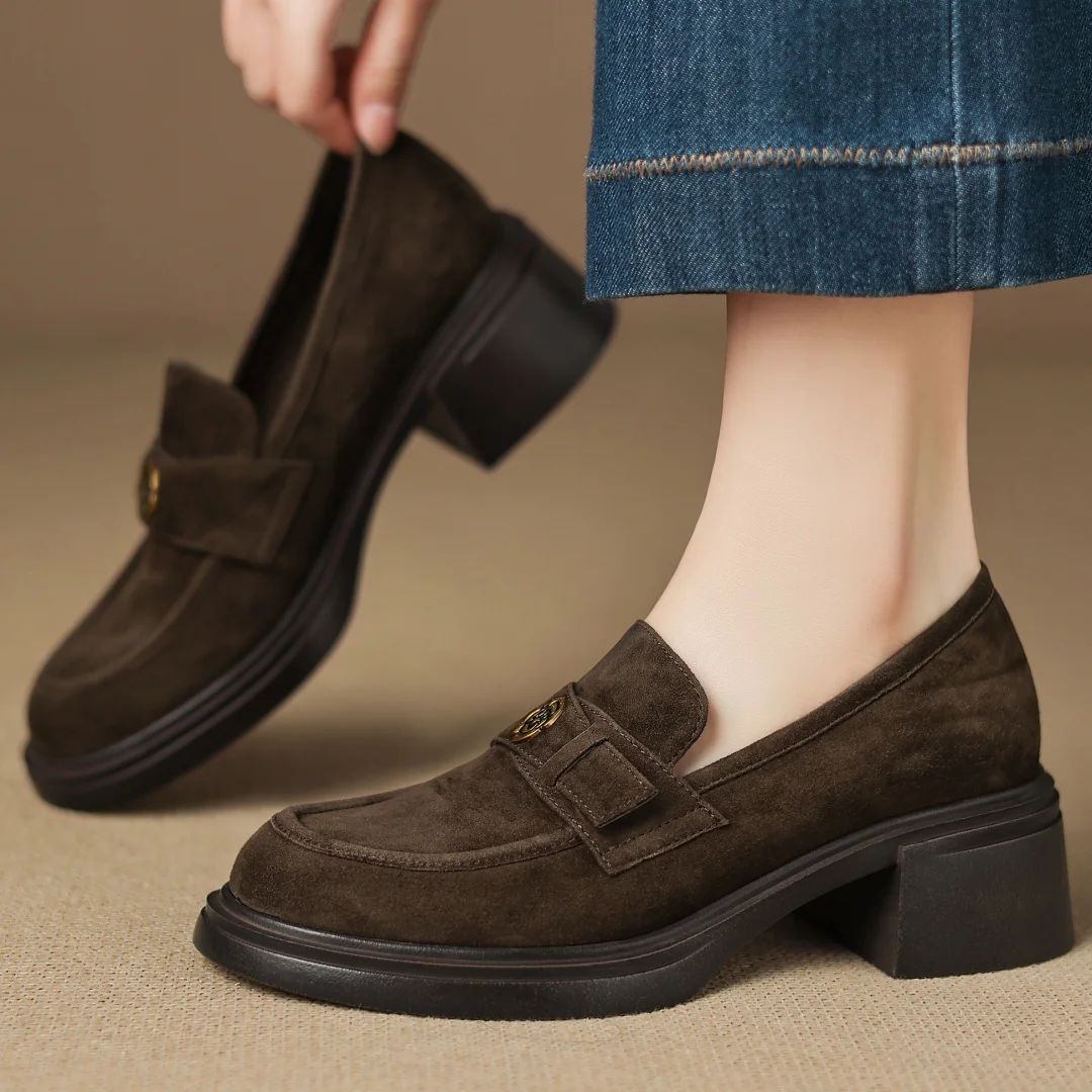 حذاء بدون كعب نسائي من جلد الغزال الطبيعي بمقدمة مستديرة وإبزيم معدني حذاء بدون كعب 5.5 سنتيمتر بكعب مكتنز حذاء الأخفاف الناعم عالي الجودة