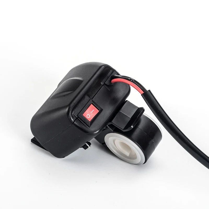 Pengisi daya USB sepeda motor, soket adaptor pemantik rokok 12V 24V, tampilan suhu cepat isi daya sepeda motor
