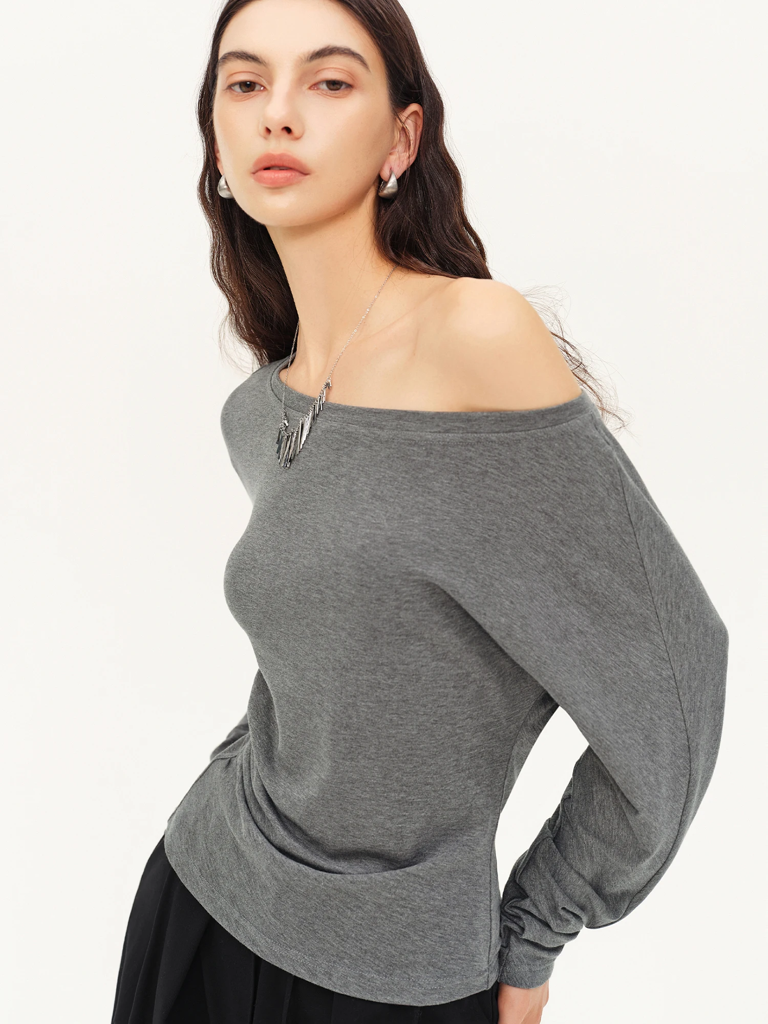 ZIQIAO Damen 2026 Herbst Neuheit 5A Antibakterielles Langarm-Bootsaum-T-Shirt Modisches Taillenbetonendes Asymmetrisches Schulter-Top – Detail 11