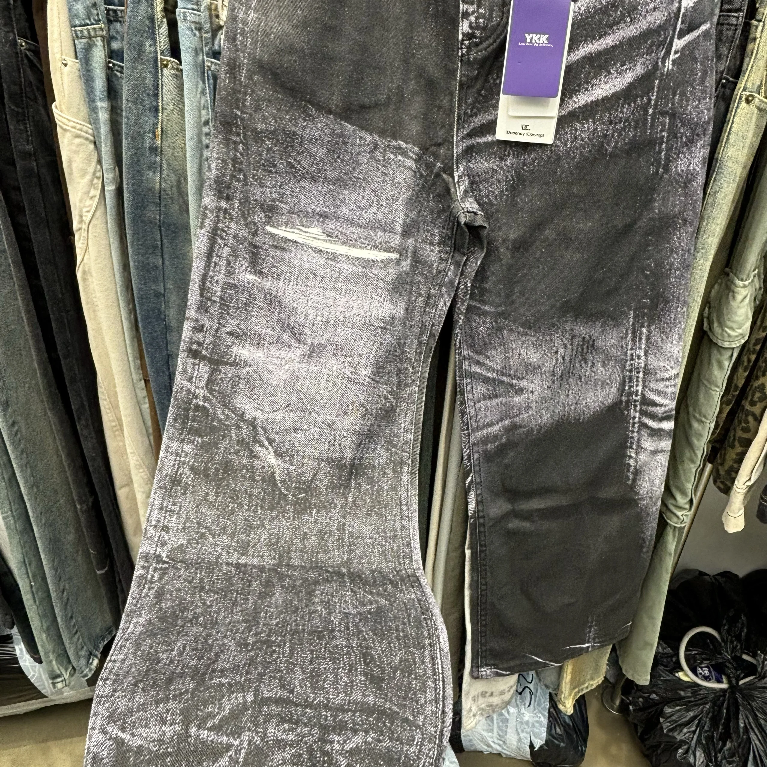 Fotos reais jeans masculino designer moda denim impressão buraco cinza escuro 25ss dongguan ss