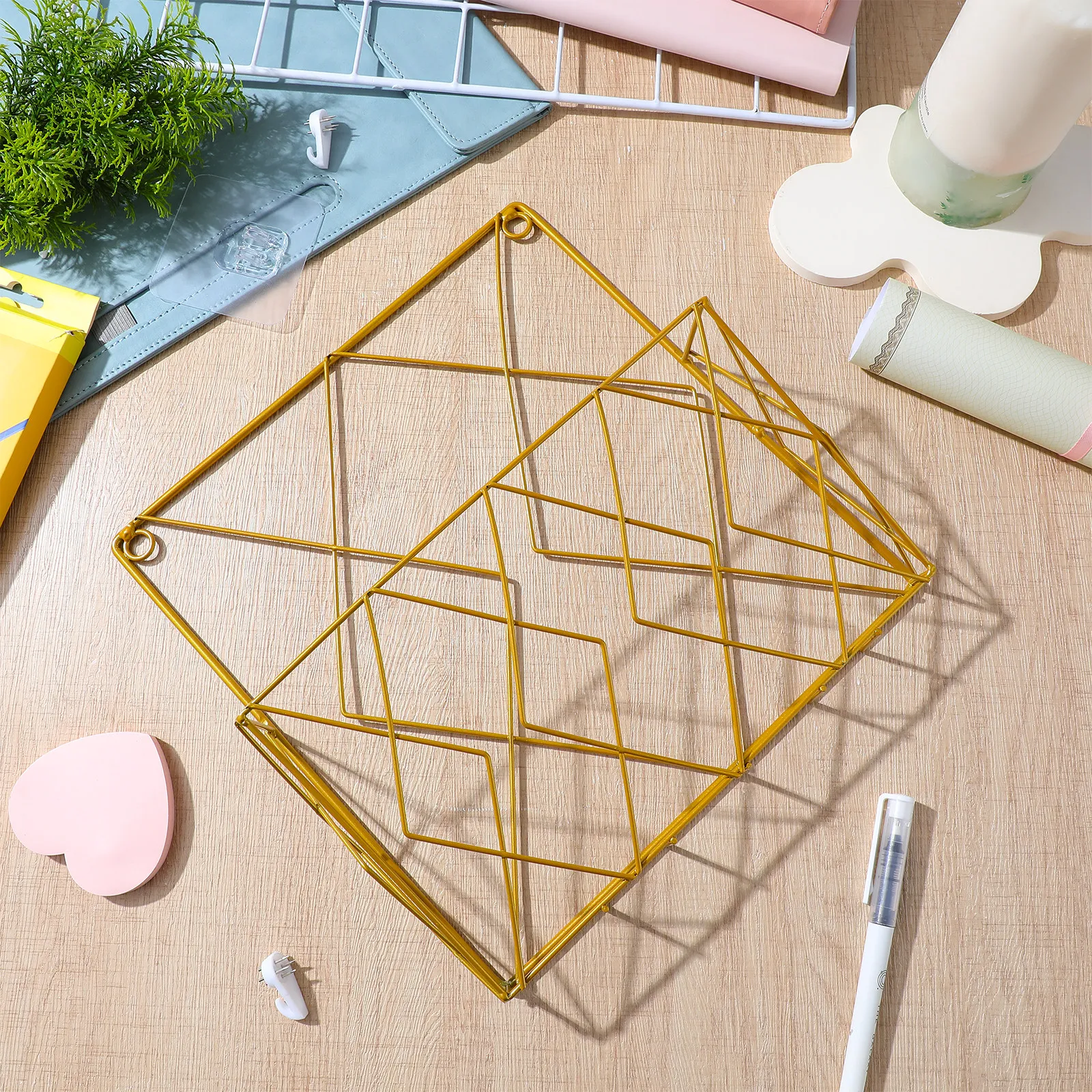Metal Wire Wall Magazine Rack Book Holder Organizer Brochure Storage Display Rack Newspaper and Magazine Holder for Bathroom