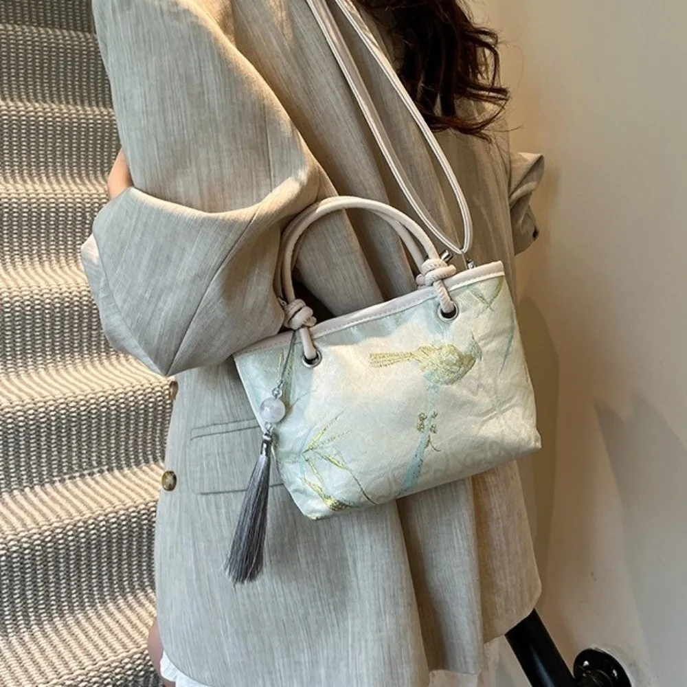 

Сумка в художественном китайском стиле с вышивкой, магнитной застежкой и декором в виде кисточки