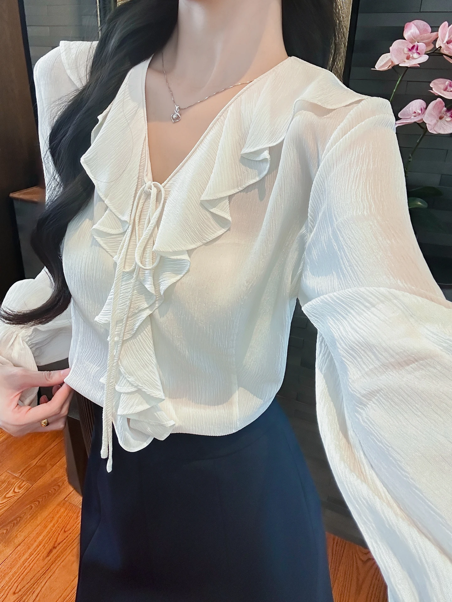 

Элегантная простая белая блузка для женщин: повседневный стиль, офисный образ, приталенный крой, однотонная, для создания красивого и утонченного образа.