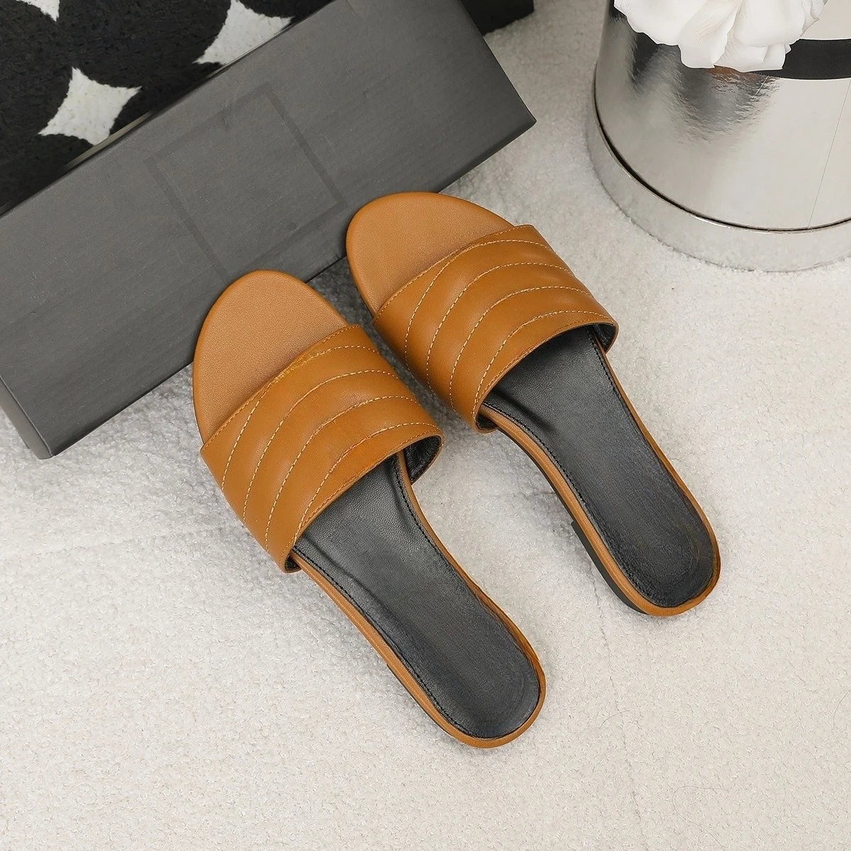 

2026 Summer New Women's Fashion Flat Slide Sandals Single Strap Casual Outdoor Beach Shoes Trendy Slip-On Daily Wear