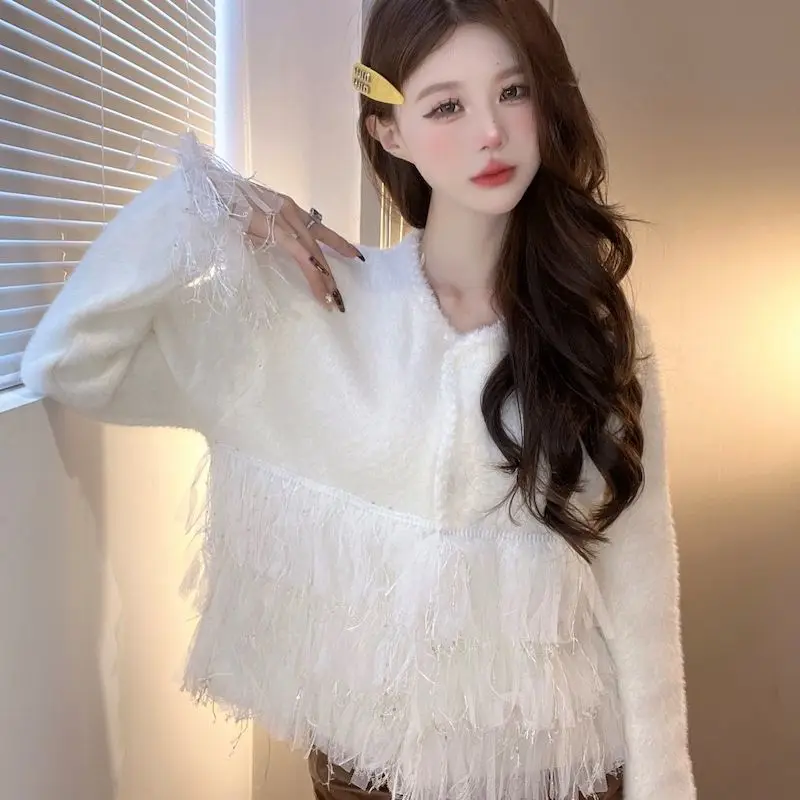 سيدة الزفاف مع شرابة وسترة غراء ناعمة ، كارديجان محبوك ، مزاجه فرنسي ، قمة غامضة ، رائعة