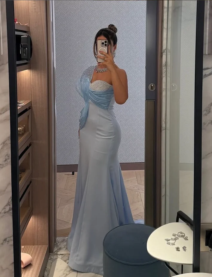 Vestidos formales de graduación de sirena larga azul cielo, vestido de noche de trompeta saudita con un hombro y cuentas fruncidas, Pastrol Unis personalizado