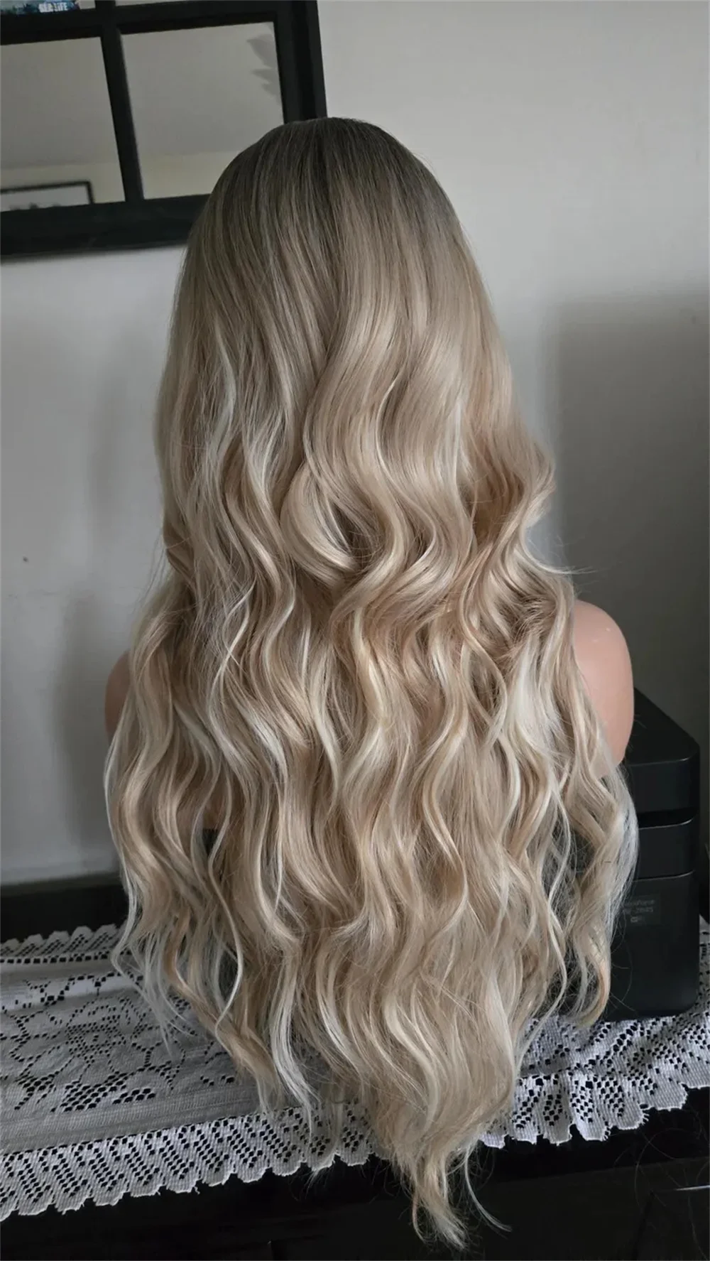 Long Blonde Ombre Synthetic Wig Water Wavy Platinum Wig Layered Wigs for Women Natural Roots Cosplay Party Hair Heat Resistant