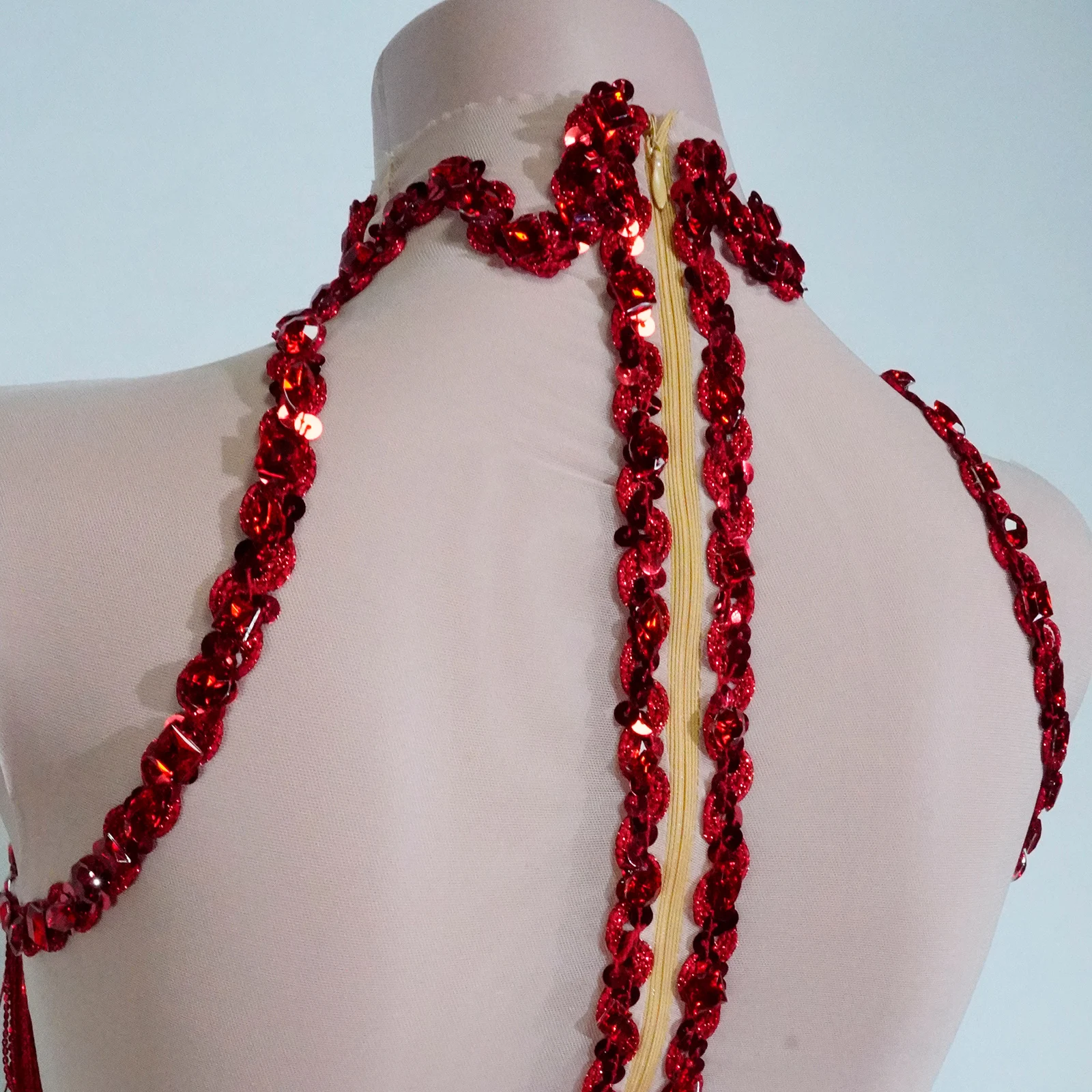 Kostium do tańca latynoamerykańskiego, błyszcząca czerwona sukienka mini z dżetami, frędzlami, prześwitująca, strój dla piosenkarki, na studniówkę, do tańca na rurze, na występ, strój drag queen