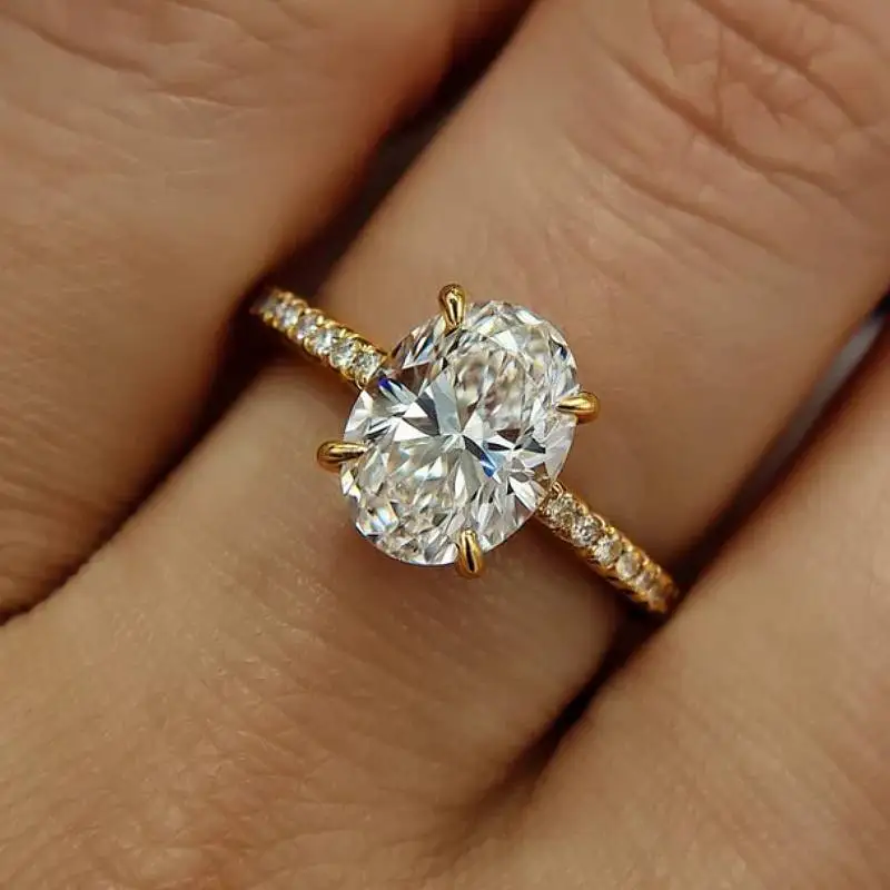 Huitan Damenring mit schlichtem Design, eingelegt mit brillantem ovalem CZ, modisches, vielseitiges Accessoire für den Alltag, eleganter Hochzeitsschmuck für Partys