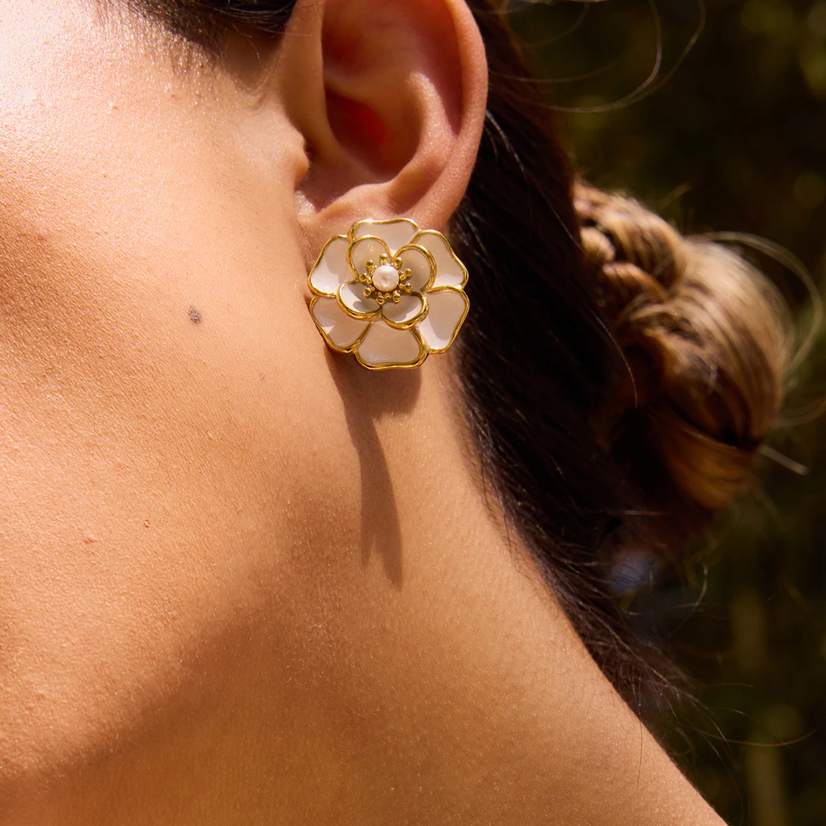 

AIKOER Minimalist White Drip Oil Pearl Flower Earrings 18K Gold Color Plated Stainless Steel Spring Flower Earrings Women's Acce