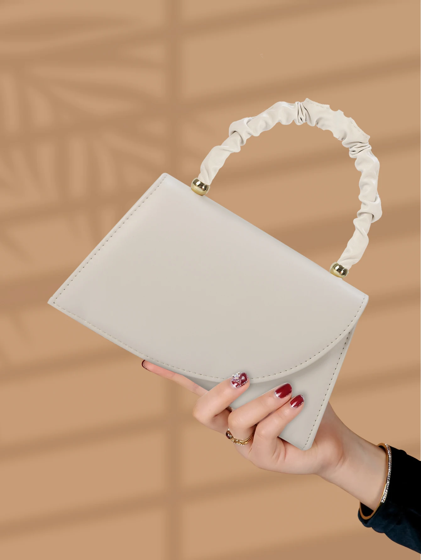 

1 Fashion solid color PU leather magnetic buckle evening bag, elegant and popular handbag for women's daily use.