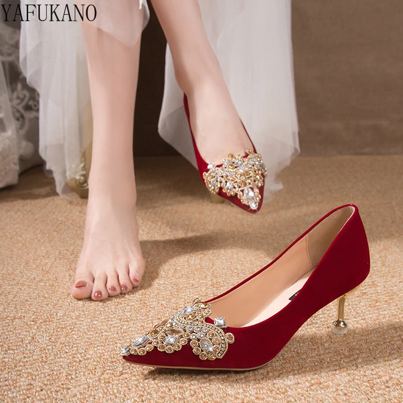 Scarpe da sposa rosse scarpe da sposa Xiuhe Womens 2023 New Shiny strass Decor Party Dress Shoes non è stanco piedi scarpe singole