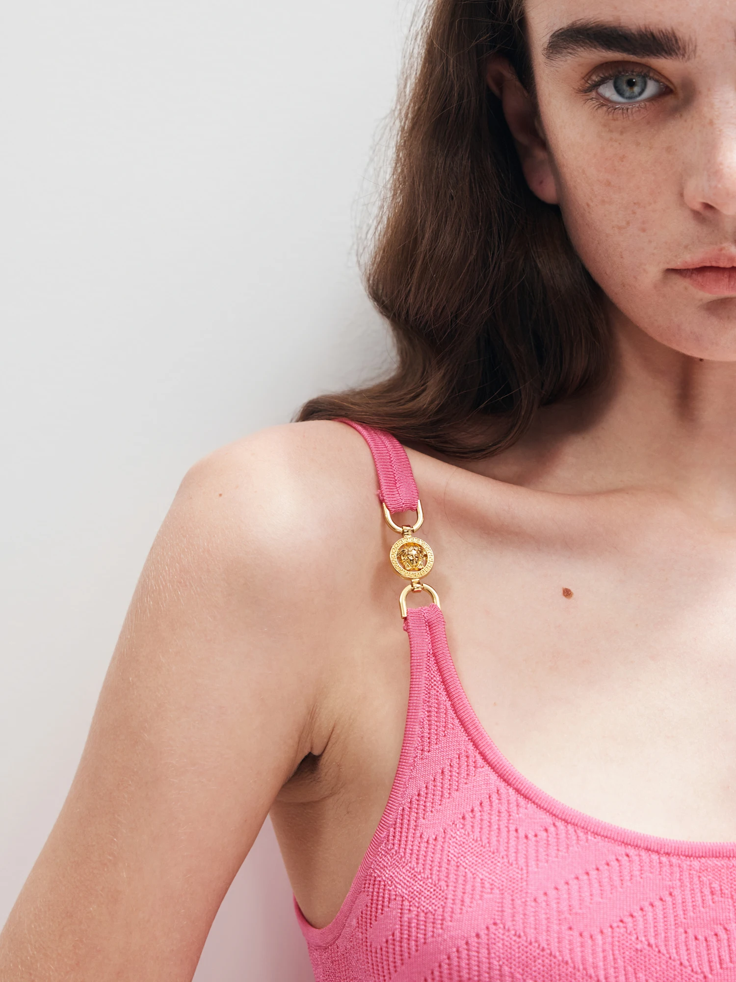 فستان زيا تشانغ صيف 2025 جديد مثير بنمط مونارك ضيق بحزام على الطراز الأوروبي بخصر ضيق وتنورة قصيرة للنساء