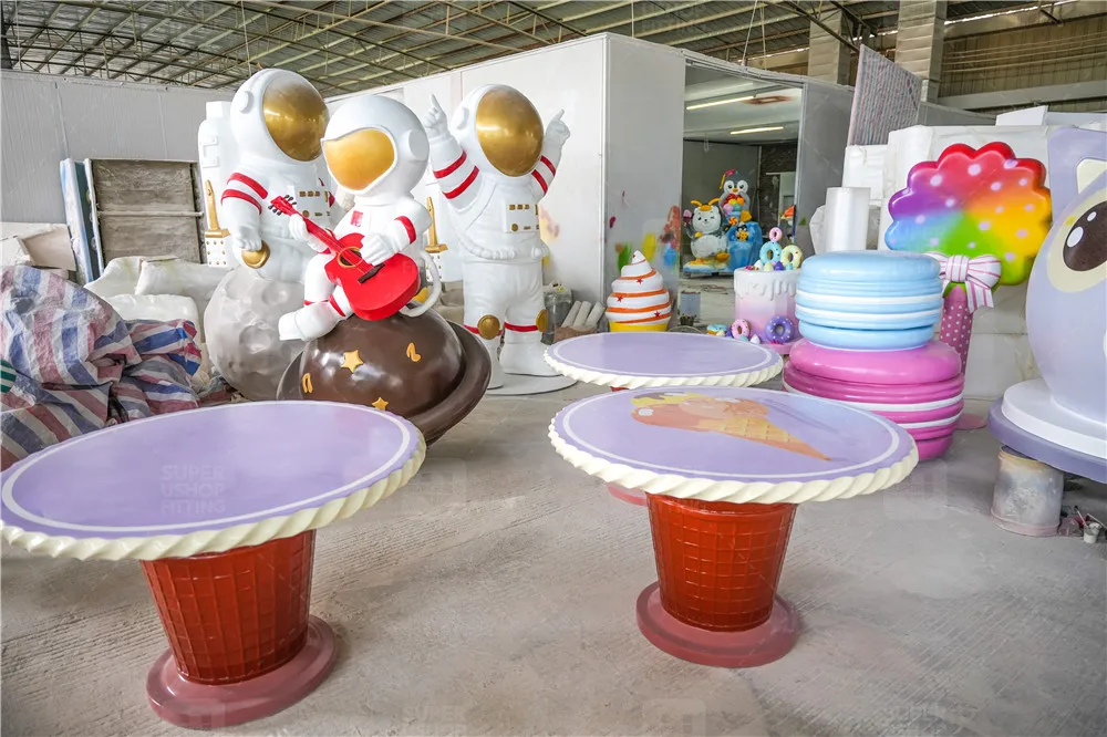 Custom Resin Party Shop Decorative Gifts Souvenir Shop Display Furniture Color Sculpture Props Fiberglass Robot Candy