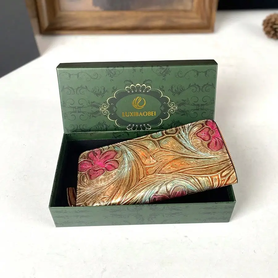 

2025 Новый модный женский кошелек в стиле ретро, подарочная коробка с резным длинным кошельком на молнии с несколькими картами и тиснением