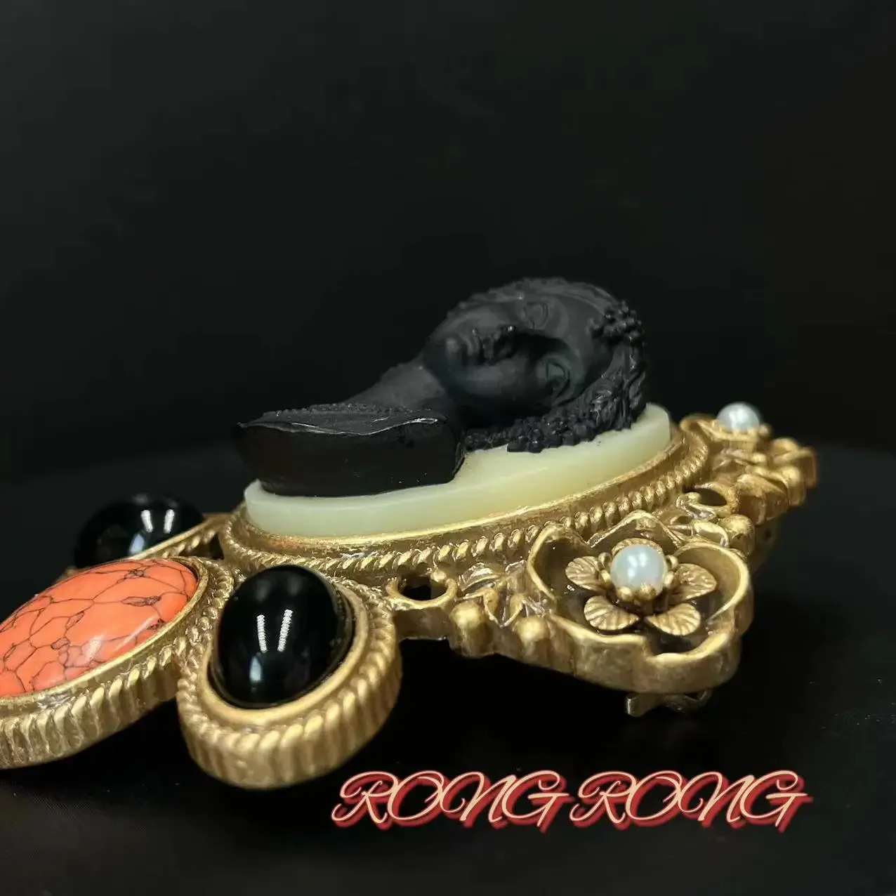 European and American Medieval Court Style Figures Three-dimensional Retro Elegant Embossed Coats Coats Versatile Brooch