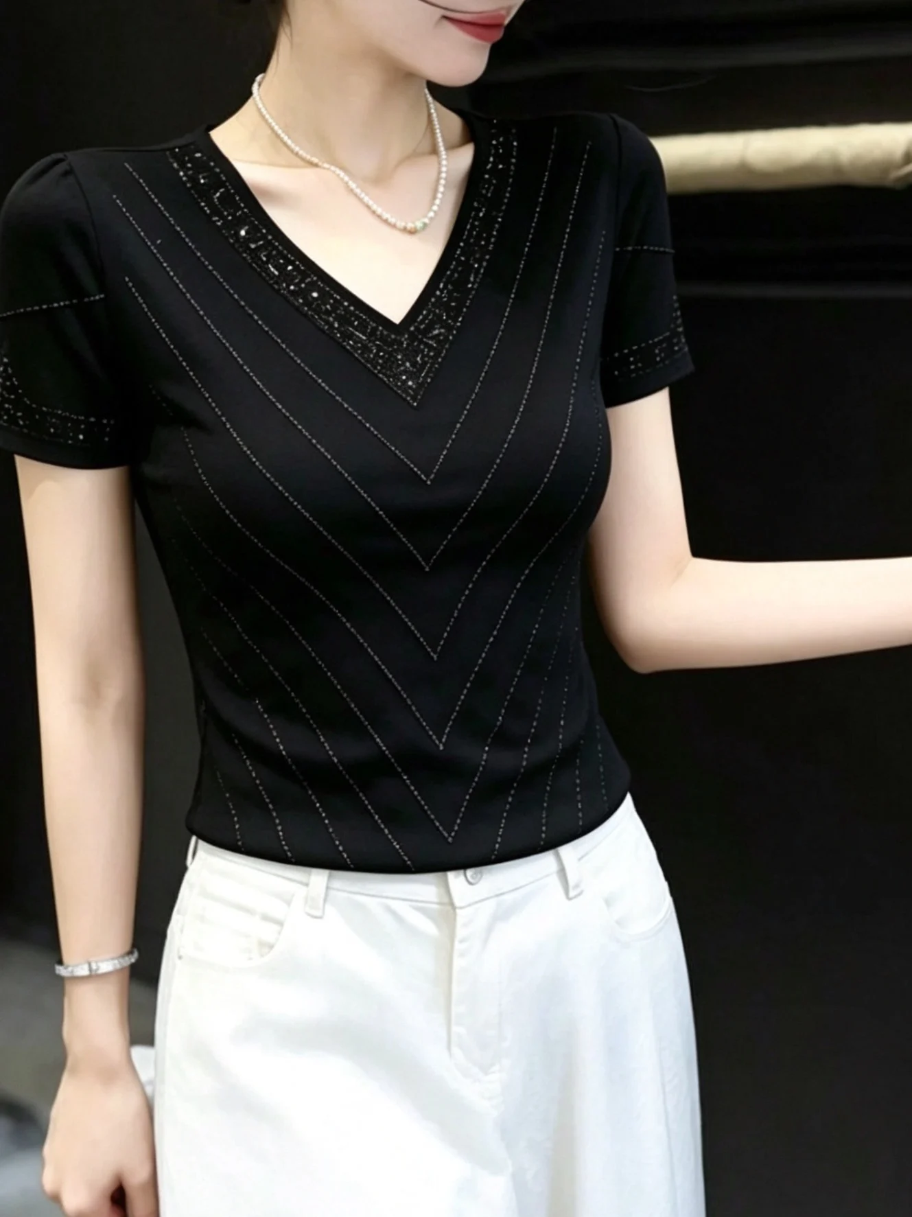 Summer Women's V-Neck Short Sleeve T-Shirt Slim Fit Diamond Embellished Casual Style Fashionable Top Heavy Work Design