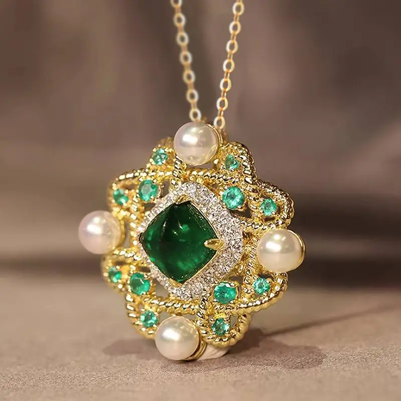 Huitan Ästhetische Damen-Anhänger-Halskette, gedrehtes Design, Imitationsperle, Hochzeitstag, Accessoires, Schmuck, eingelegter grüner CZ