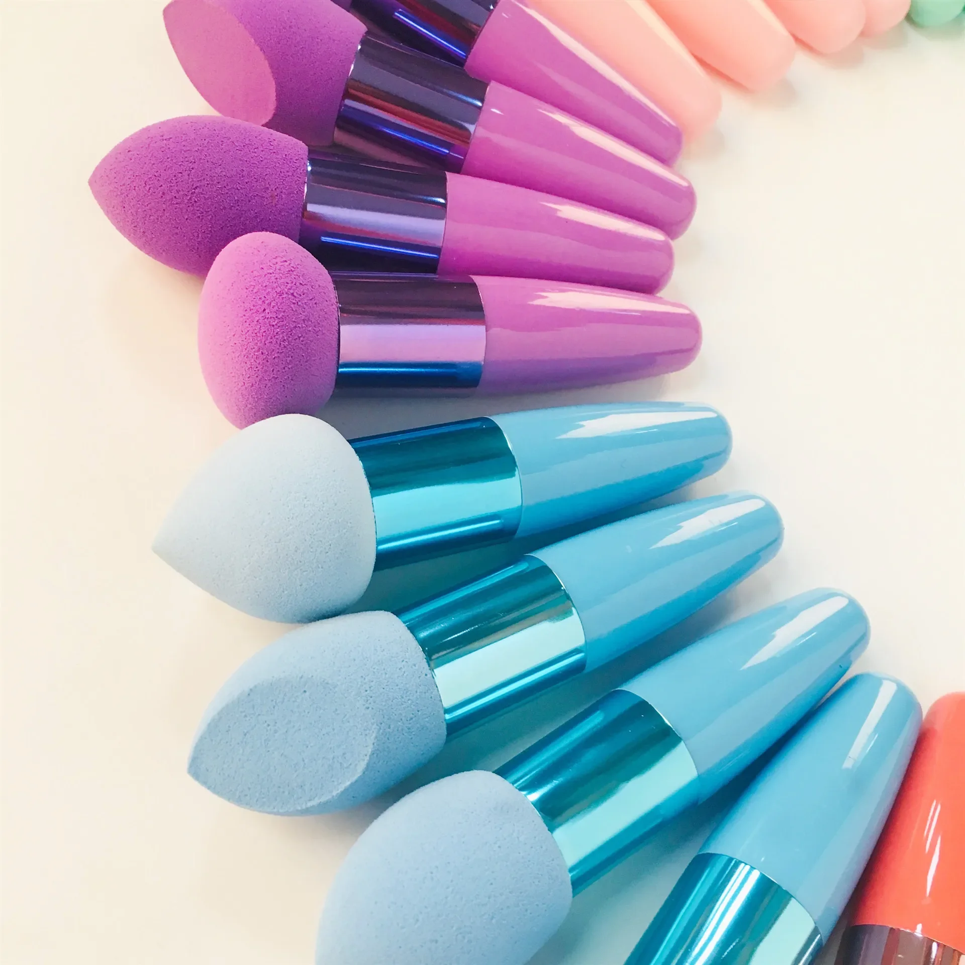 Kleiner Make-up-Schwamm Puff Beauty Foundation Blending Sponge Make-up-Schwamm Wedge Foundation Schwämme mit Griff Kosmetische Werkzeuge