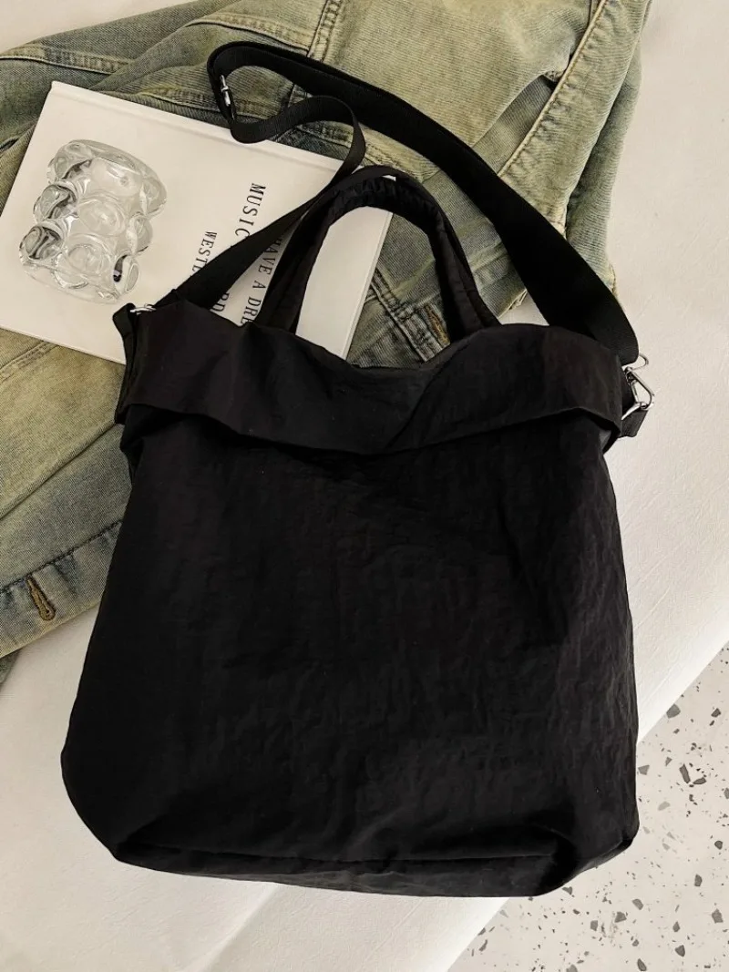 CEEKAY Mattschwarze, gekräuselte Nylon-Umhängetasche, übergroße, weiche Umhängetasche mit einfacher Überschlagöffnung, breiter, verstellbarer Stoffriemen, lässige Handtasche – Detail 38
