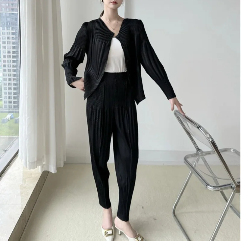 

Miyake плиссированный женский кардиган с длинными рукавами, комплект куртки, простой повседневный стиль, осенняя мода 2025 года, пригородные брюки-морковка, комплект из 2 предметов