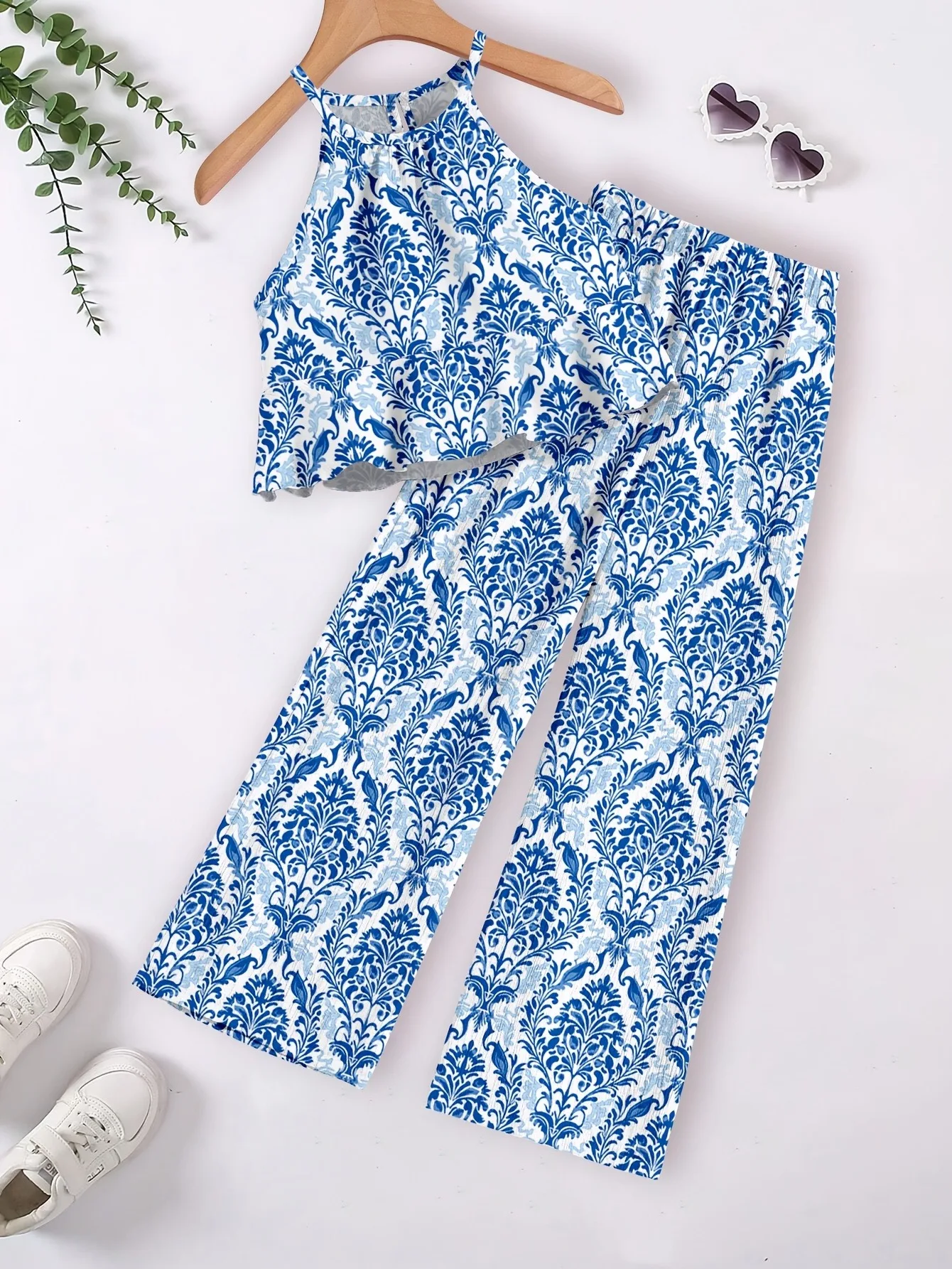 Trendiges Mädchen-Set: 2-teiliges Blaues Porzellan-Print Neckholder-Top mit Rüschen & Weite Hose für Sommer, Strand und Urlaub – Detail 4
