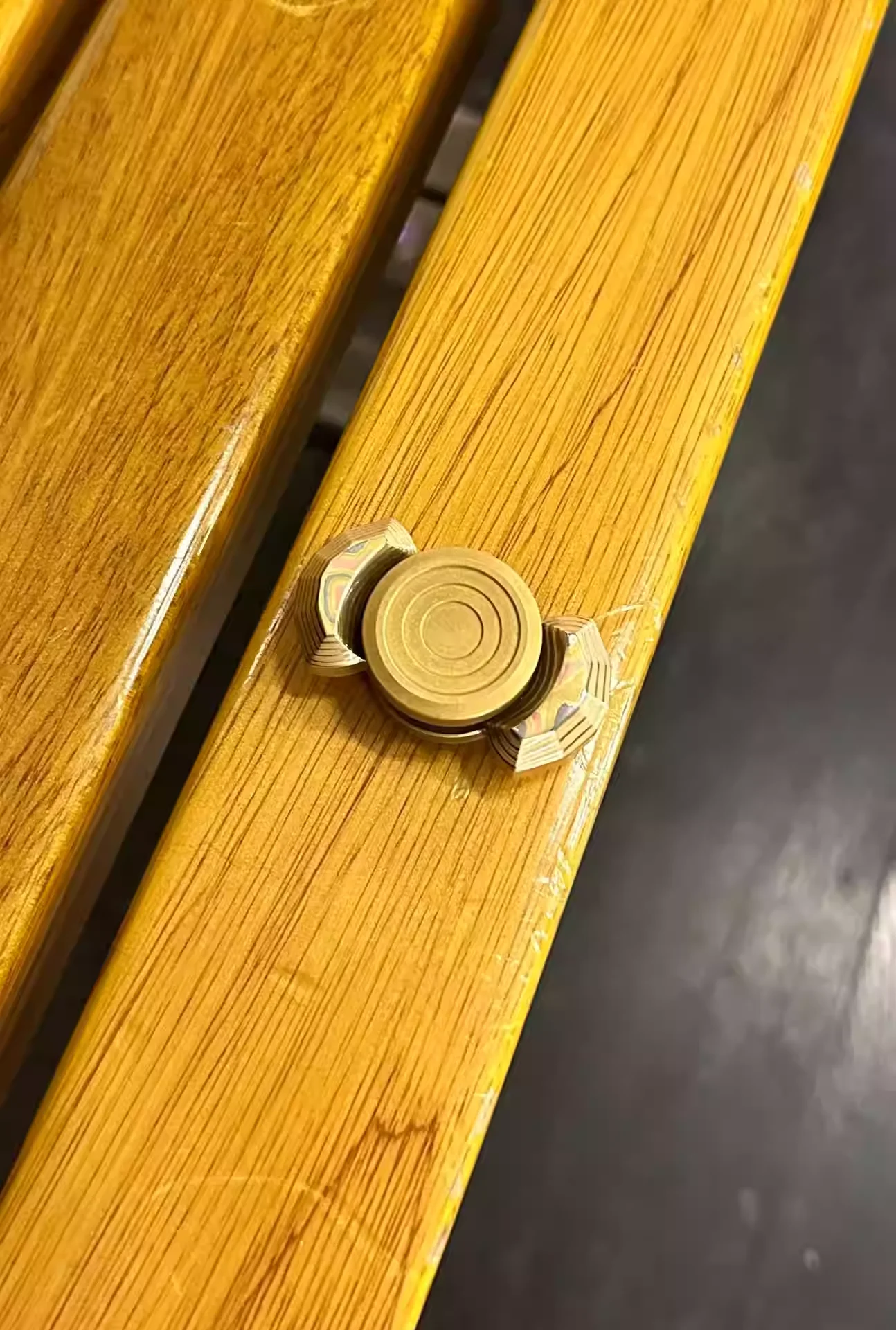 Copper horse tooth brass locking fingertip gyroscope EDC