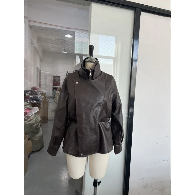 เสื้อแจ็คเก็ตหนังเทียมผู้หญิงสำหรับฤดูใบไม้ร่วงและฤดูหนาว ปกเสื้อแบบปกเชิ้ต พร้อมเชือกผูก ดีไซน์ใหม่ สไตล์มินิมอล ทรงหลวม ใส่สบาย ช่วยให้ดูผอมเพรียว ดีไซน์เฉพาะตัว ใช้งานได้หลากหลาย