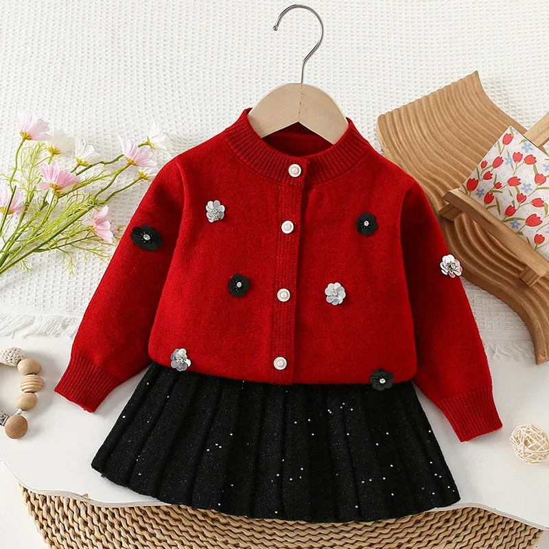 

Новинка 2023 года, осенне-зимний комплект одежды для маленьких девочек от 2 до 6 лет, детский вязаный костюм, вязаный кардиган с длинными рукавами + короткая юбка