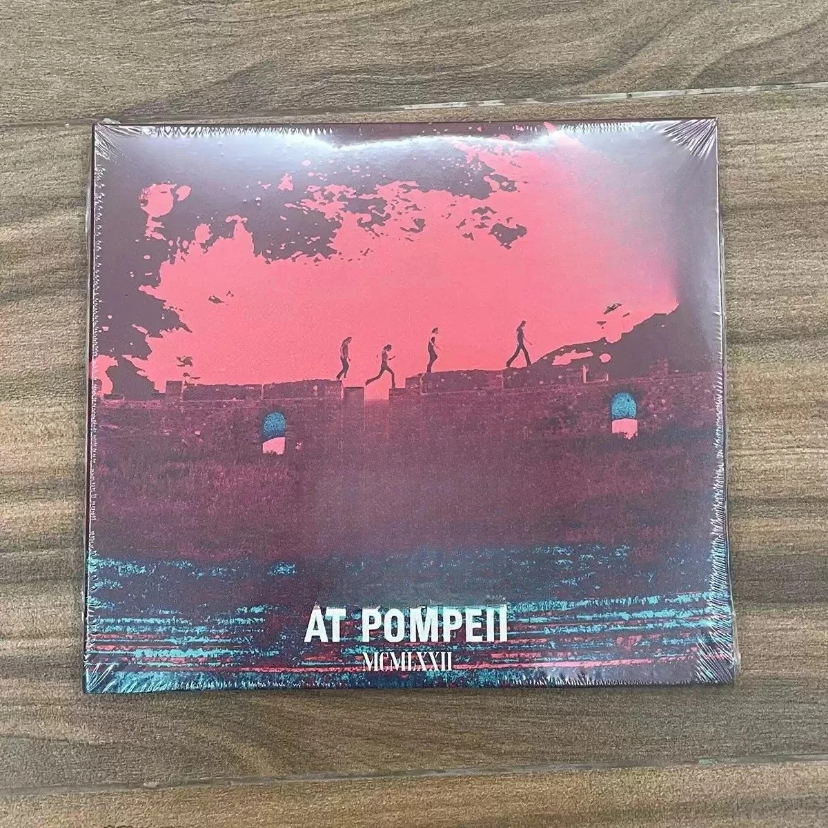 CD de musique rock classique occidental en direct, couverture illustrée en tons de rouge rétro, collection d'extraits de rock épique et atmosphérique