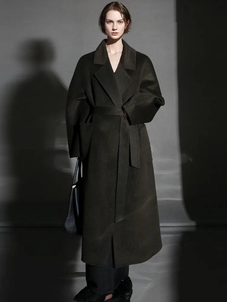 ZMEENNA เสื้อโค้ทผ้าวูลผสมสำหรับผู้หญิง ดีไซน์หรูหรา ทรงยาวสำหรับฤดูหนาว พร้อมปกกว้างและเข็มขัดผูก รุ่น ZM4005