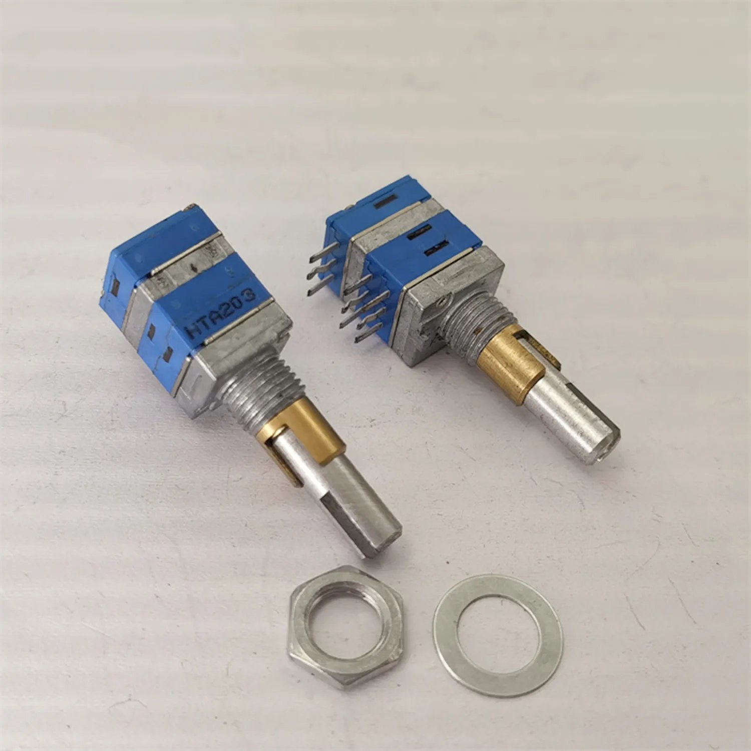 

Оригинальный новый 100% RG93AG-RA1-A203-0H10, трехдорожный двойной регулируемый потенциометр A20K, длина ручки 20 мм * 5 мм (ПЕРЕКЛЮЧАТЕЛЬ)