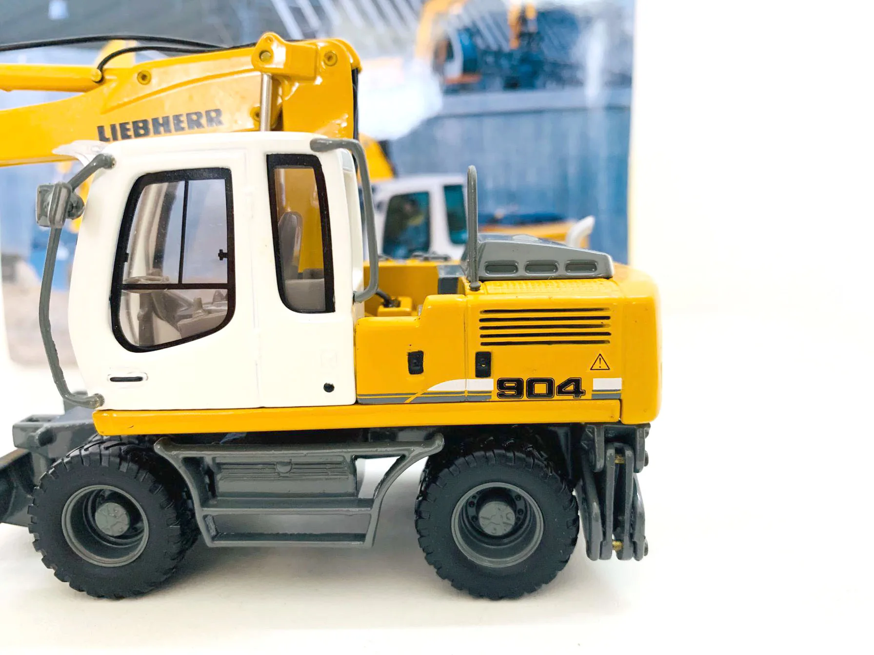 A904 Wheel Excavator With Tools 1:50 Scale Die-Cast Collection Model 58004 New in Box