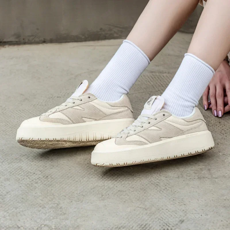 Fashionable and lightweight spring and autumn low cut couple shoes, multifunctional retro white shoes