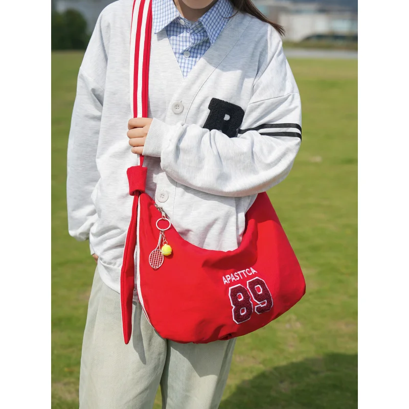 

Lightweight American-style canvas bag, unisex shoulder bag, large capacity, embroidered letters, sports and fitness dumpling cro