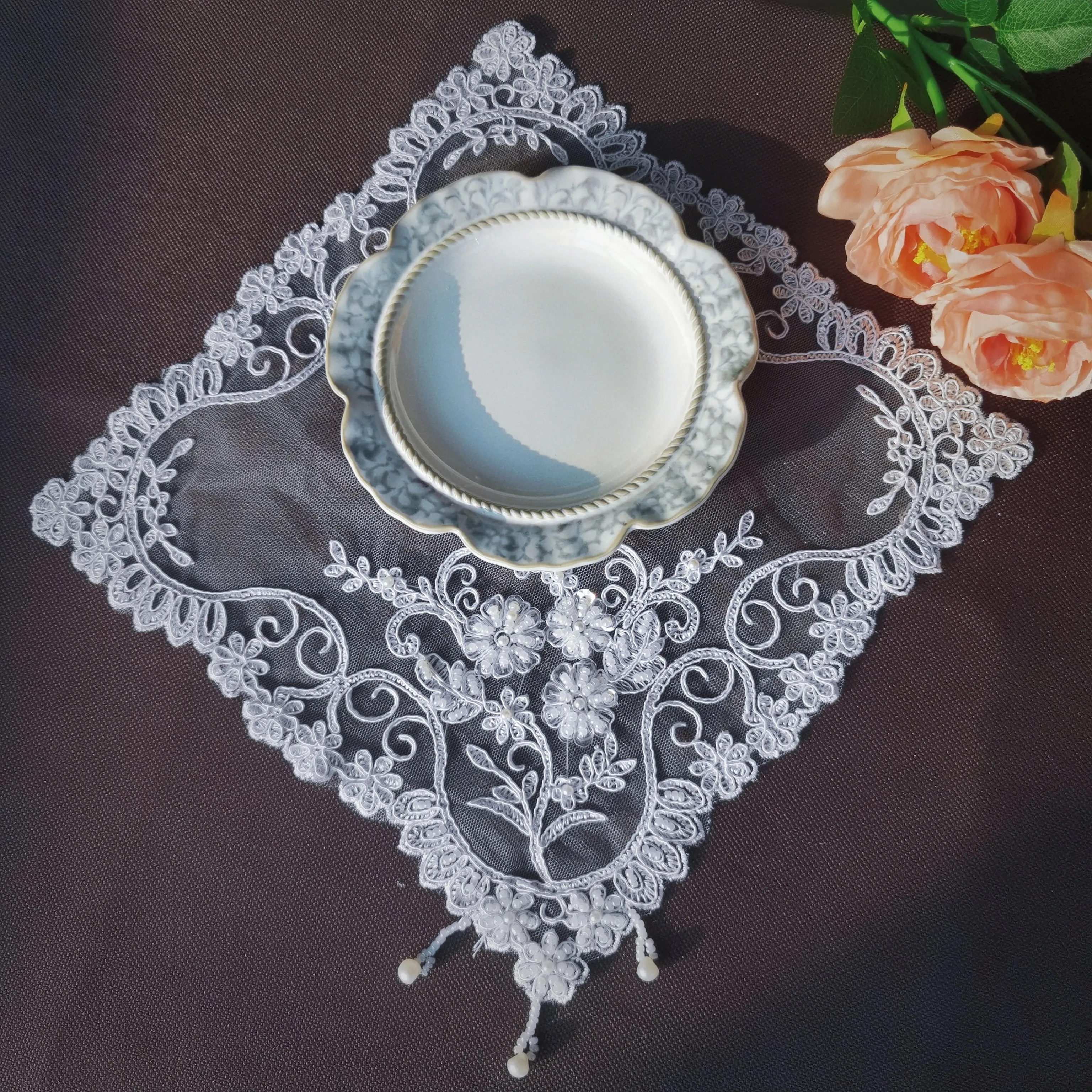 Weiße Spitzen-Stickerei-Tischsets für Hochzeiten, quadratische kleine Tellerunterlagen, dekorative Matten für Kerzenhalter, Party- und Festdekorationen.