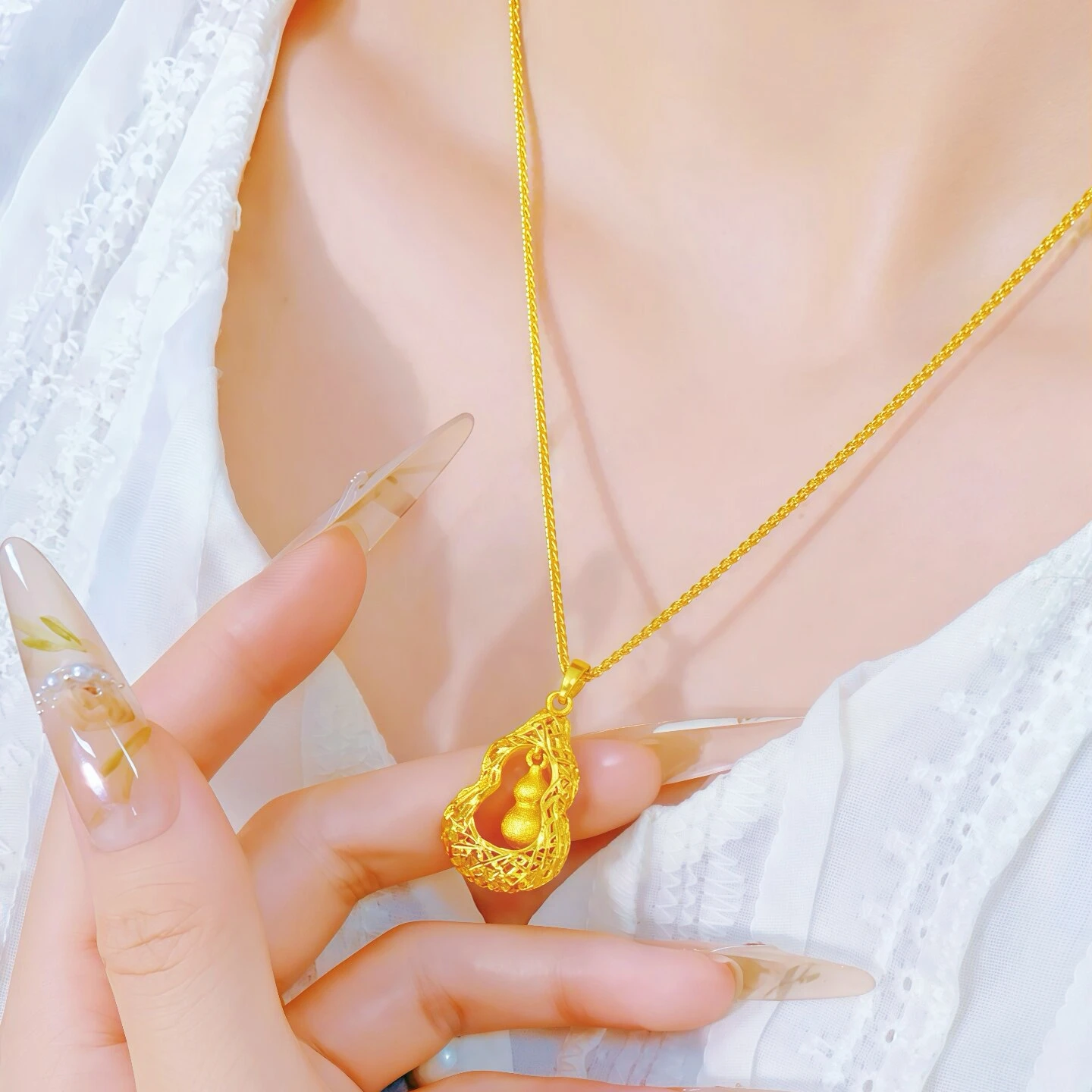 

Light Luxury Fashion Brushed Disco Bead Hollow Gourd Necklace For Women 24K Gold AU999, simple and stylish with great taste