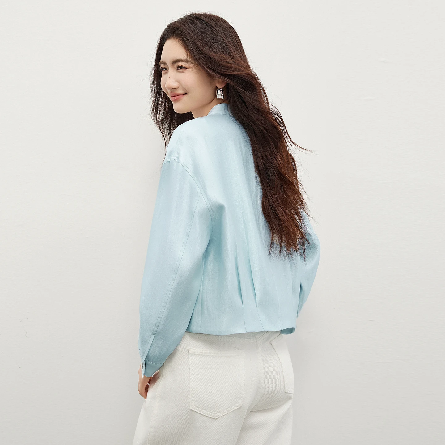 SENTUBILA Women's Cropped Jacket 2026 Spring New Blue Stand Collar Pleated Hem Flattering Casual Loose Commute Coat W61WB6312