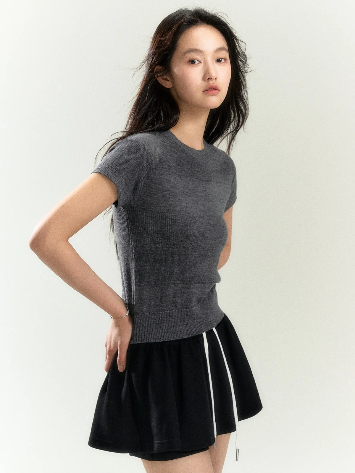 

Женская летняя футболка INRM: простой, универсальный, приталенный крой, короткий рукав, вязаный шерстяной топ, модный повседневный дизайн с элементами пэчворка.