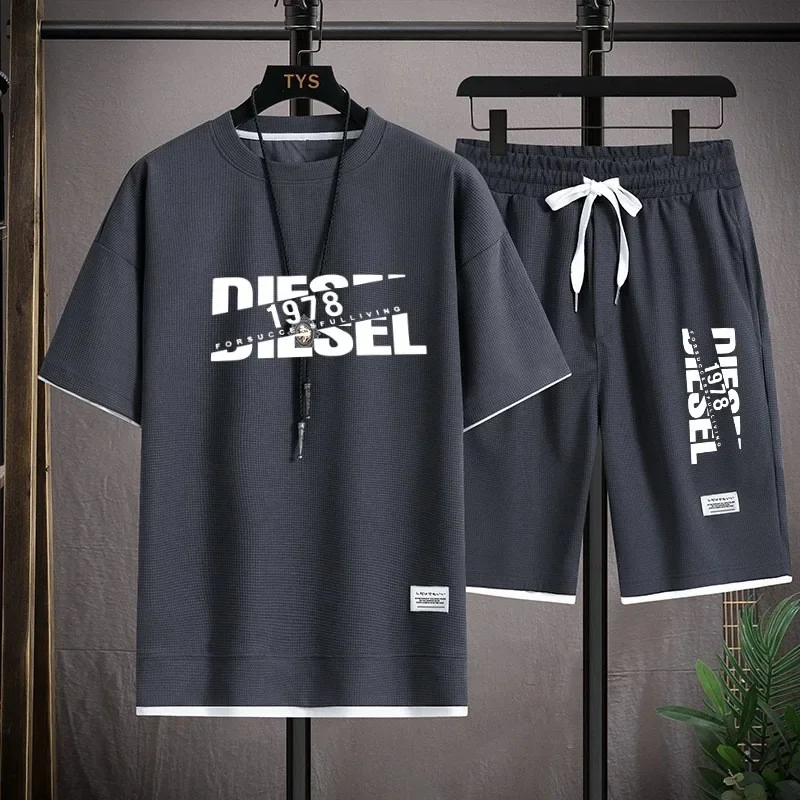 Relaxed and popular sportswear - the men's short-sleeved T-shirts and shorts sets are comfortable to wear and have a loose fit.