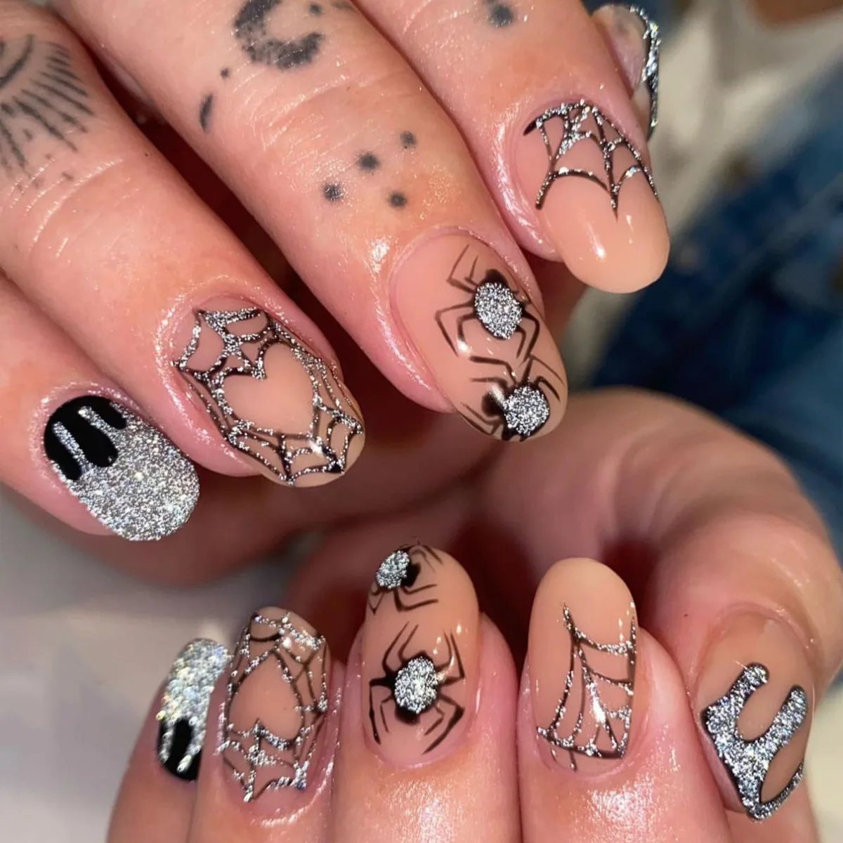 Preto e prata unhas postiças para meninas, 24pcs, pó brilho, teia de aranha, desenho do sangue, arte do prego