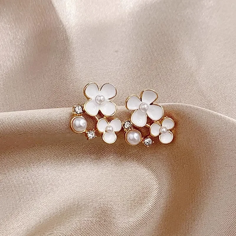 Temperament Forest Flower Pearl Clip on Earrings 2023 Small White Flower Clip Earrings Without Piercing for Women Party Jewelry
