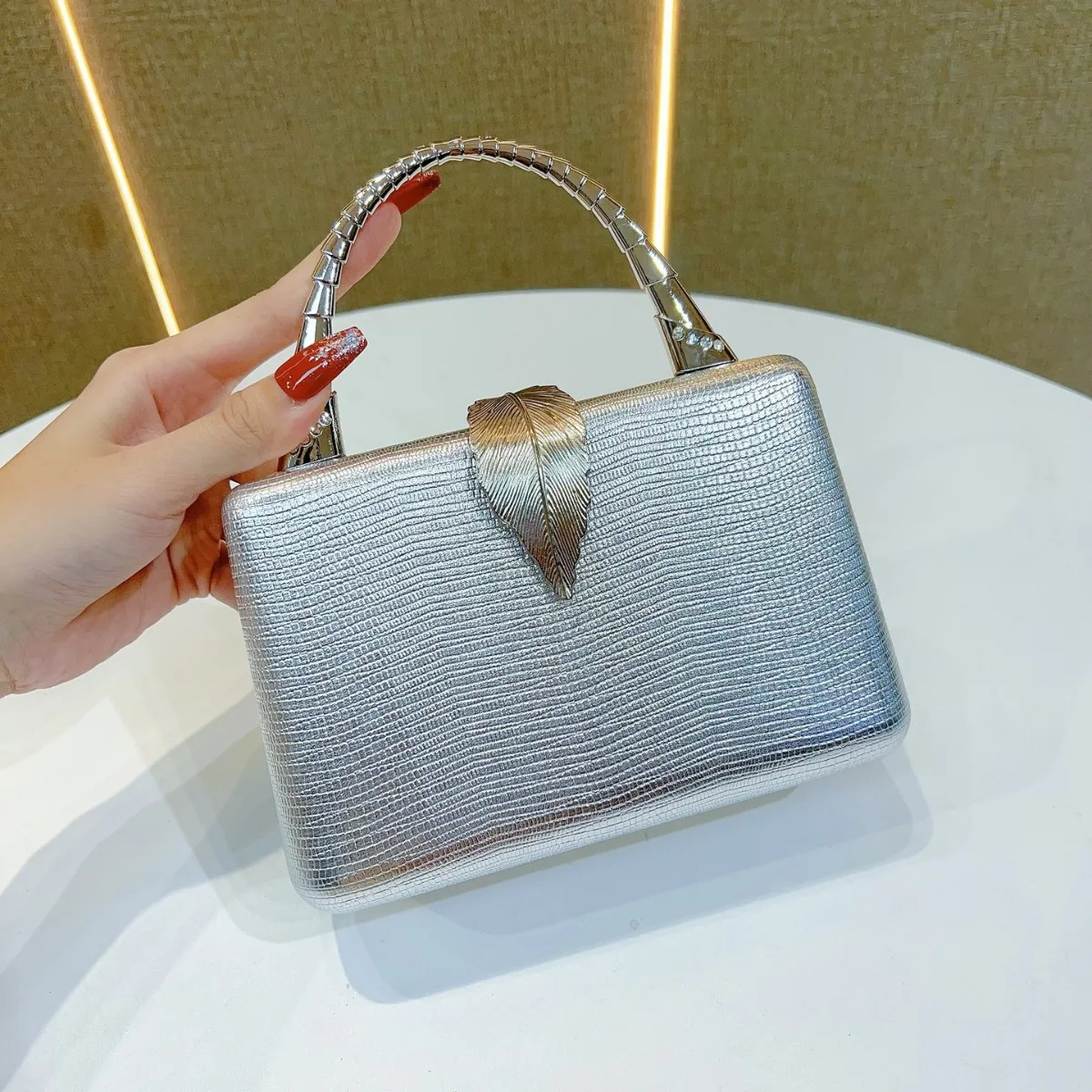 

Gold Leaf Buckle Evening Clutch Women’s Fashion Box Purse Chain Shoulder Bag Elegant Party Handbag Wedding Prom Dinner Dress