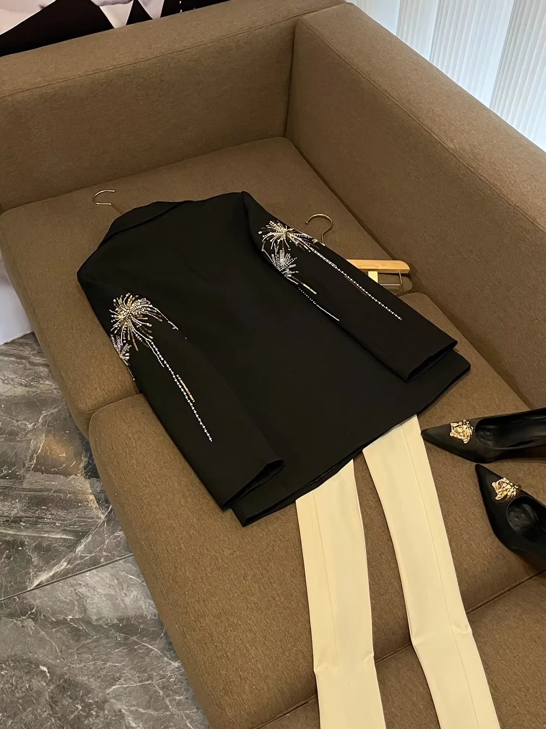 

Wide Tailored Bla Suit with Embroidered Gold Floral Waist-Cinching Design French Sle Office Wear Long Sve Double-Breasted