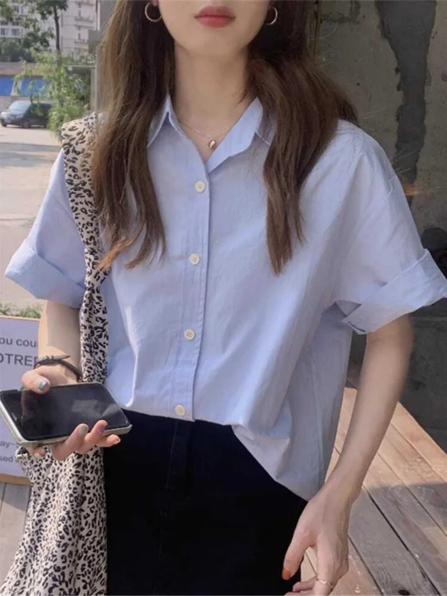 

Новая летняя женская рубашка с коротким рукавом, свободного кроя, шикарная, однотонная, в корейском стиле, повседневный топ, стильная блузка на пуговицах