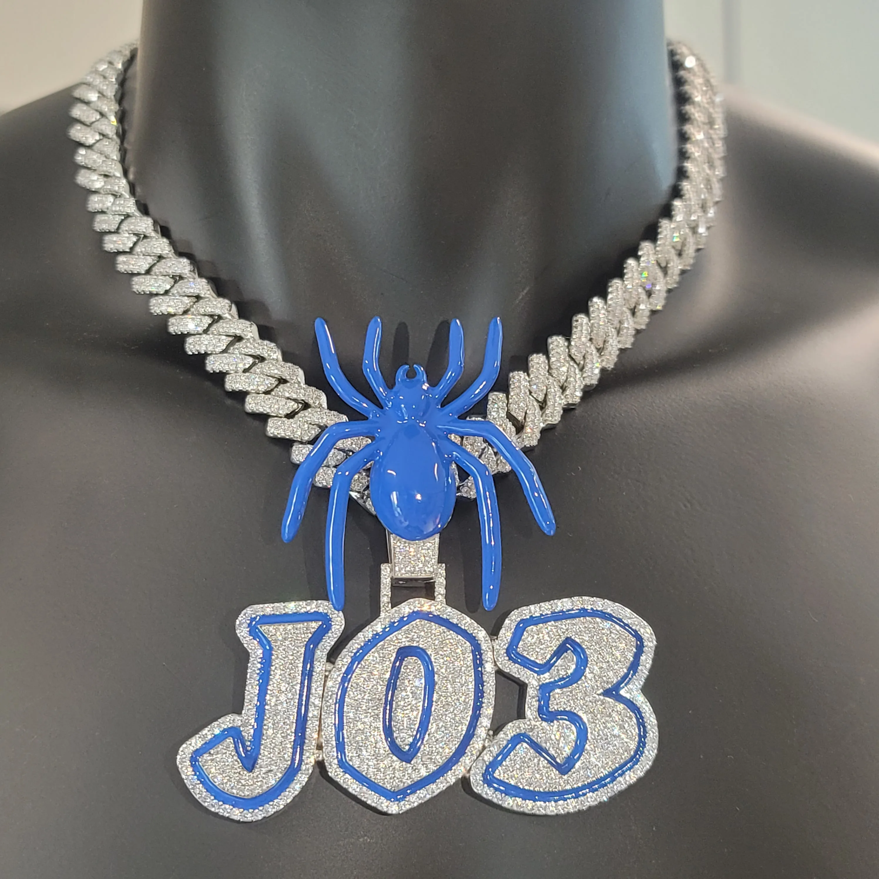 Pendentif personnalisé avec initiale et motif araignée, orné de diamants multicolores, chaîne de collier, bijoux punk, cadeaux d'anniversaire