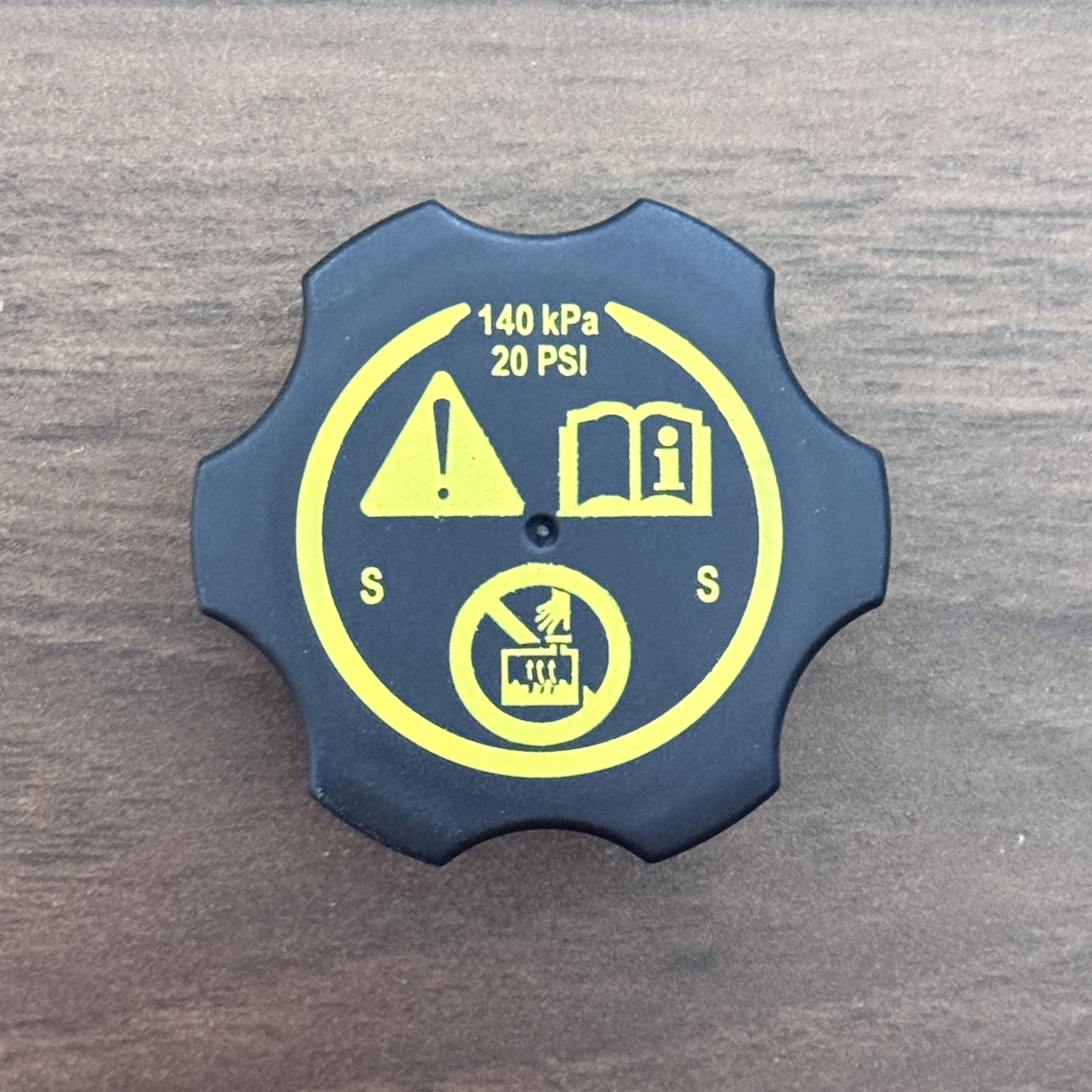 غطاء خزان مياه لتوسيع المبرد ، غطاء لأفيو كروز أسترا كورسا دي إنسيجنيا موكا فيفا زافيرا سي تورر ،